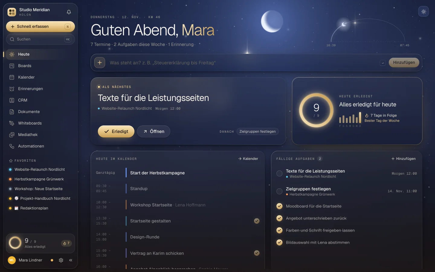 HOLON in der Nacht: Mond und Sterne, alle Aufgaben des Tages erledigt.